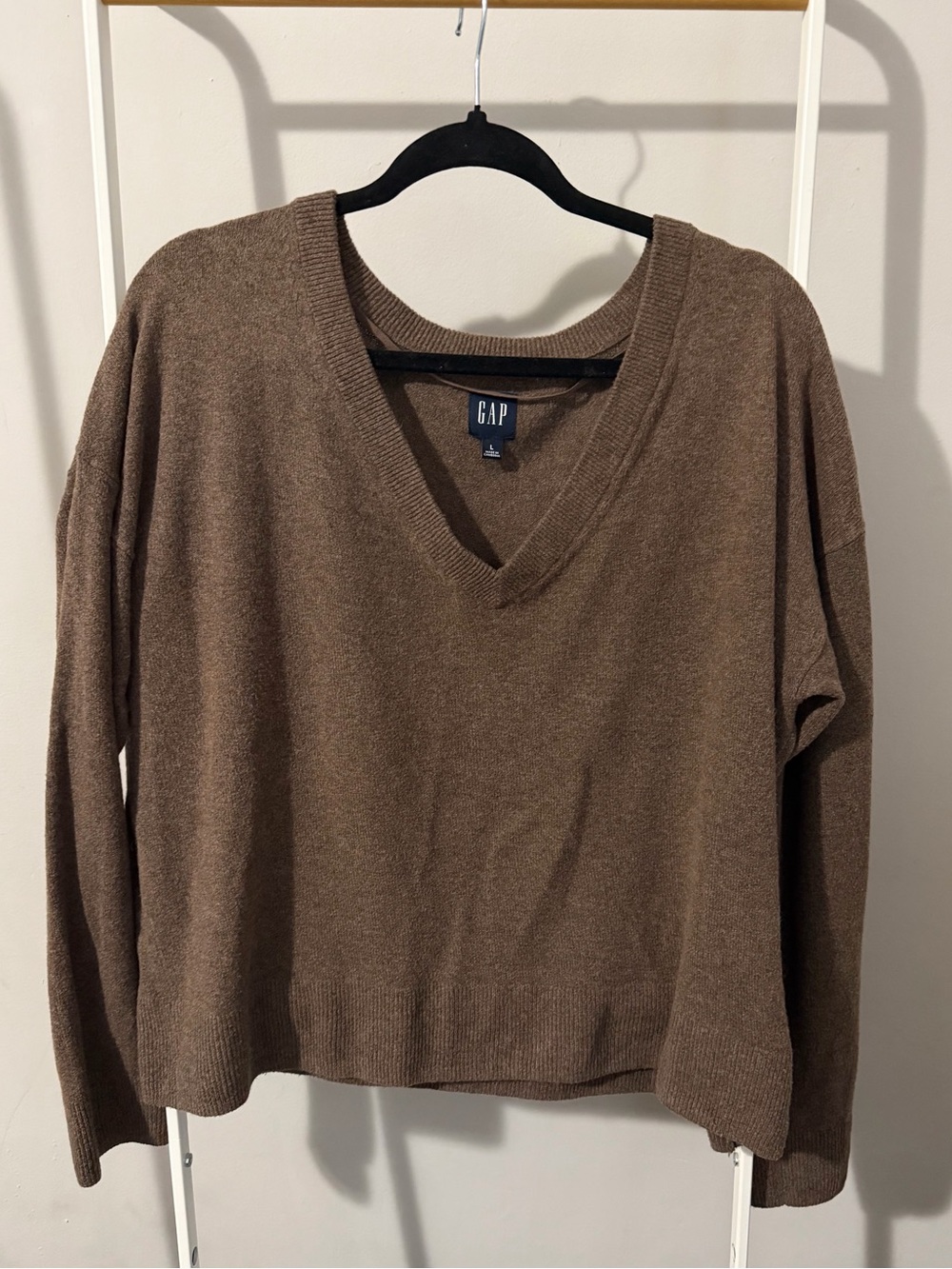 GAP Women's V-Neck Sweater in Warm Brown
